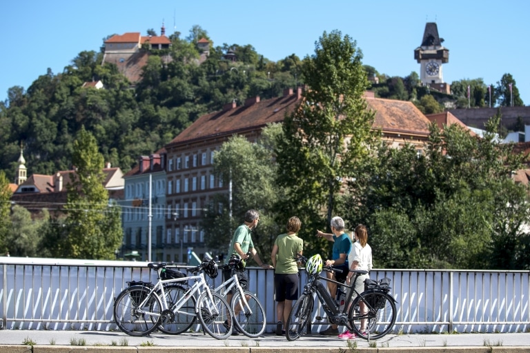 Radfahren am Murradweg, in Graz, Tegetthoffbrücke mit Blick auf Uhrturm