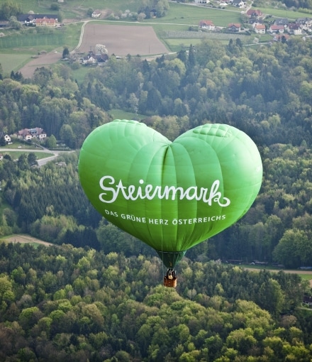 Steiermark-Herzballon über der Oststeiermark