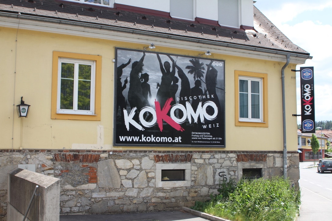 Kokomo von außen mit Banner