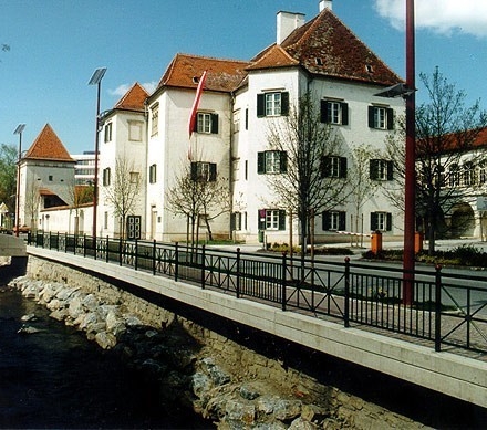 Ein Foto von dem Schloss Radmannsdorf in Weiz, welches jetzt das Bezirksgericht ist